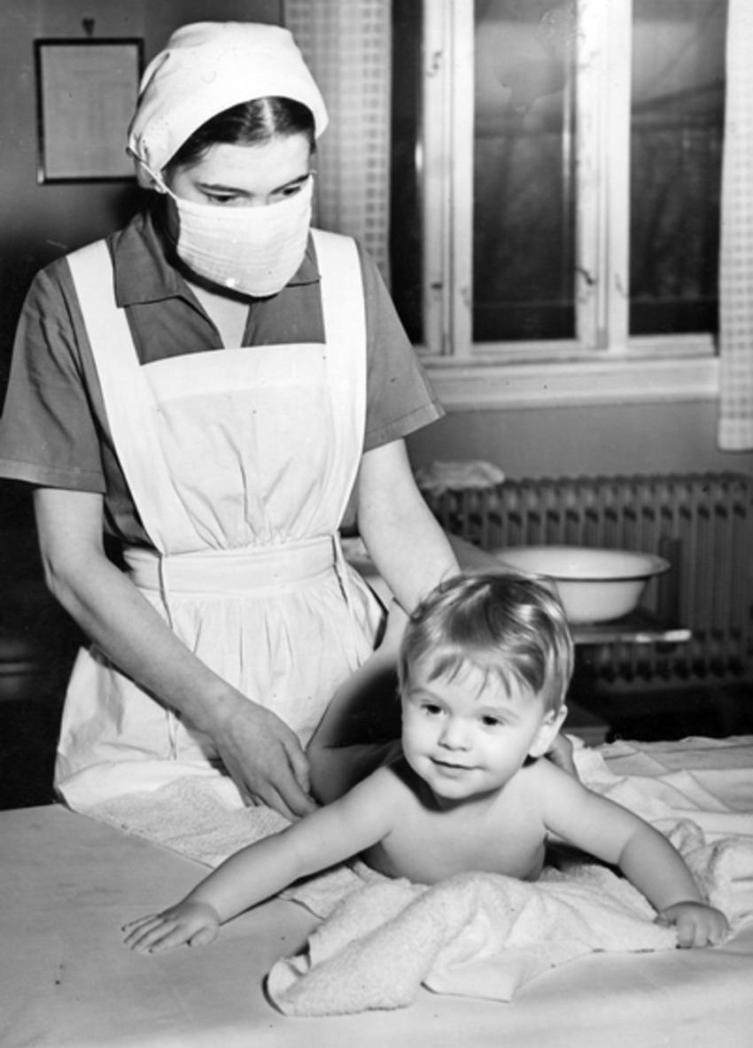 Uniformeringen var streng på husmorskolen. Trykk for forstørring