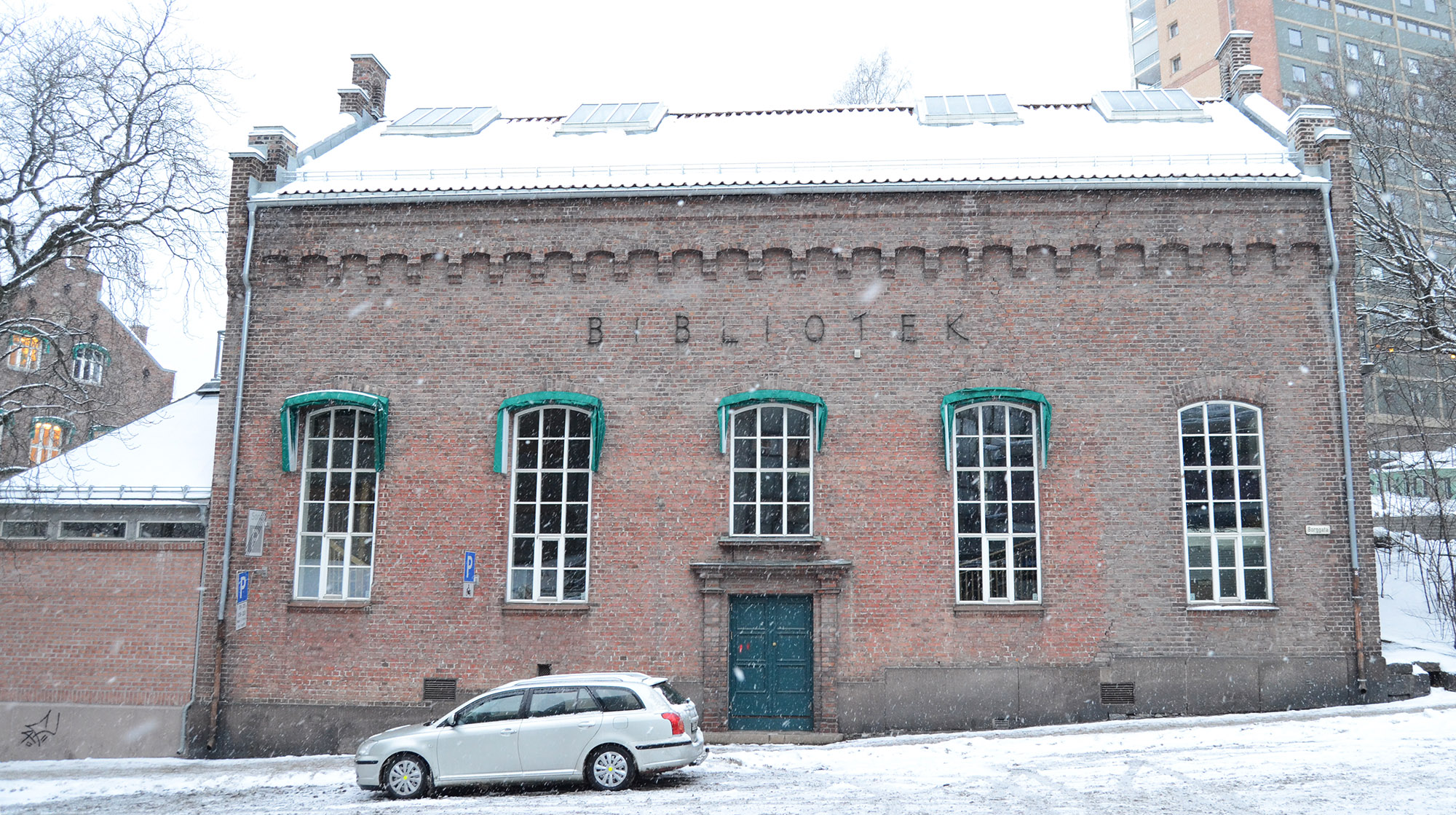 BIBLIOTEKET ER STENGT: Det gamle Deichmanske bibliotek er nå Fafos auditorium og arrangement-/utleielokaler. Her sett fra Borggata. Bygget ble først reist i 1871, utvidet i 1892 og fikk to mindre tilbygg (lobby og trappehus) på 1990-tallet.