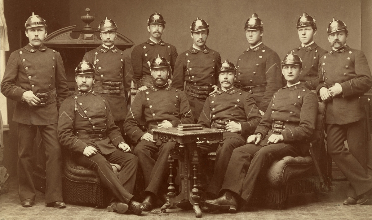 BEBARTET BRANNVAKT: Brann- og politivakta sto for den første markeringen av myndighetene på Grønland. Her fra 1894. Foto: Thorsen, Joh. / Oslo Museum.